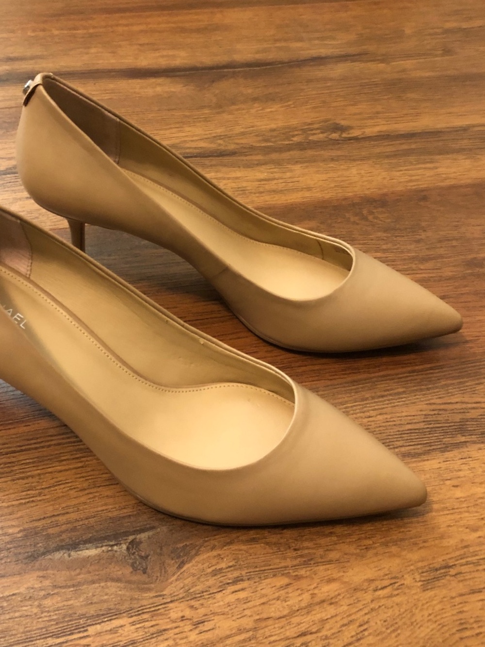 Cream/ Tan Michael Kors Kitten Pump 8M Leather